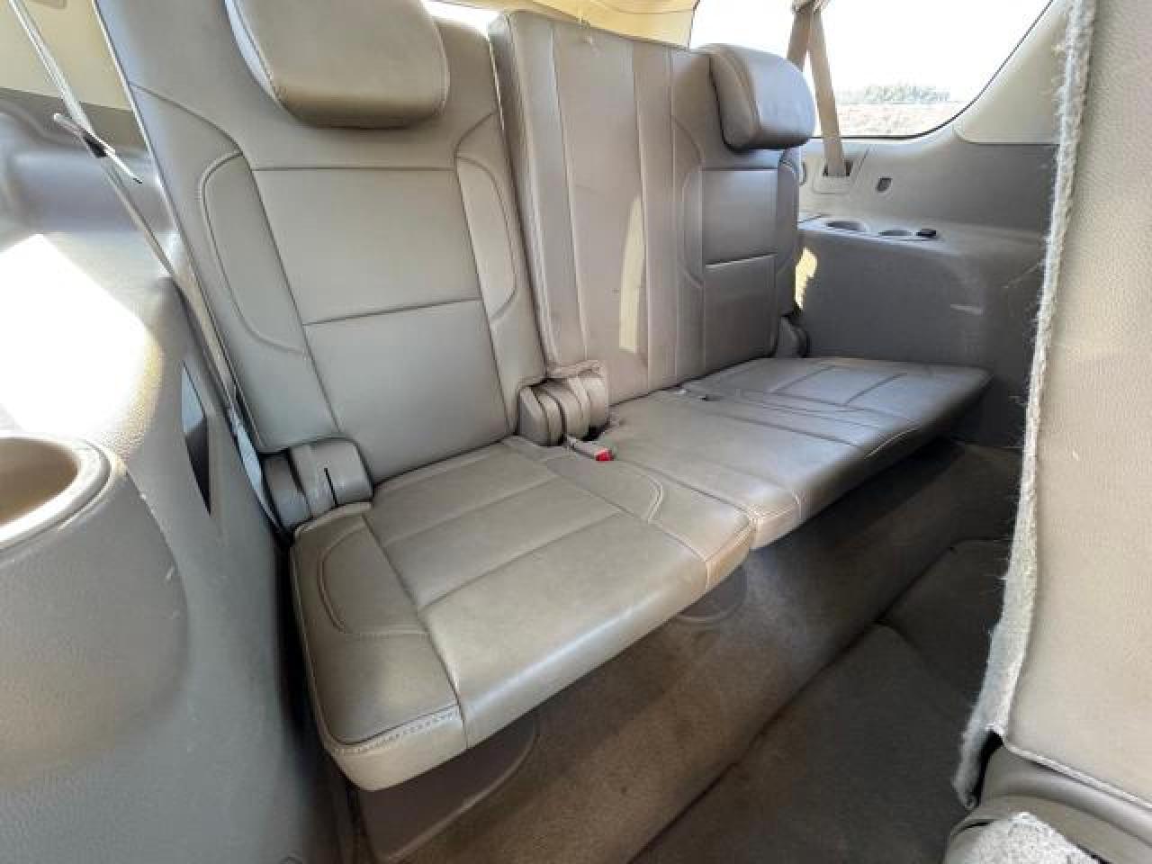 2015 Chevrolet Suburban - Image 11