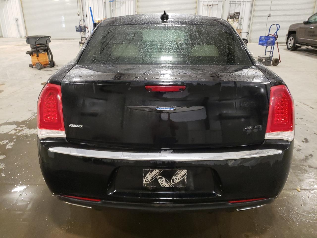 2018 Chrysler 300 - Image 6