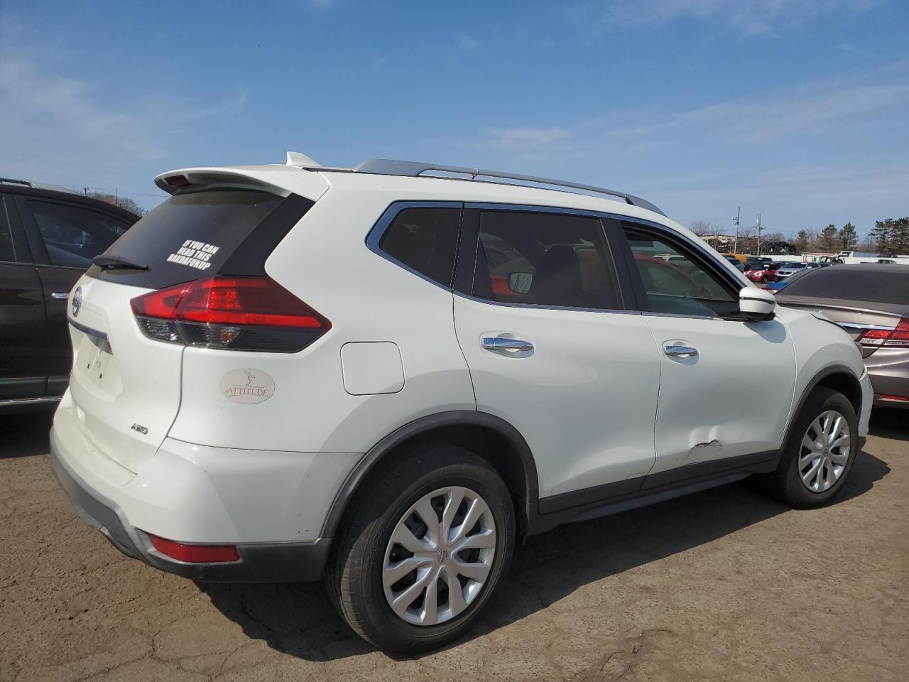 2017 Nissan Rogue - Image 3