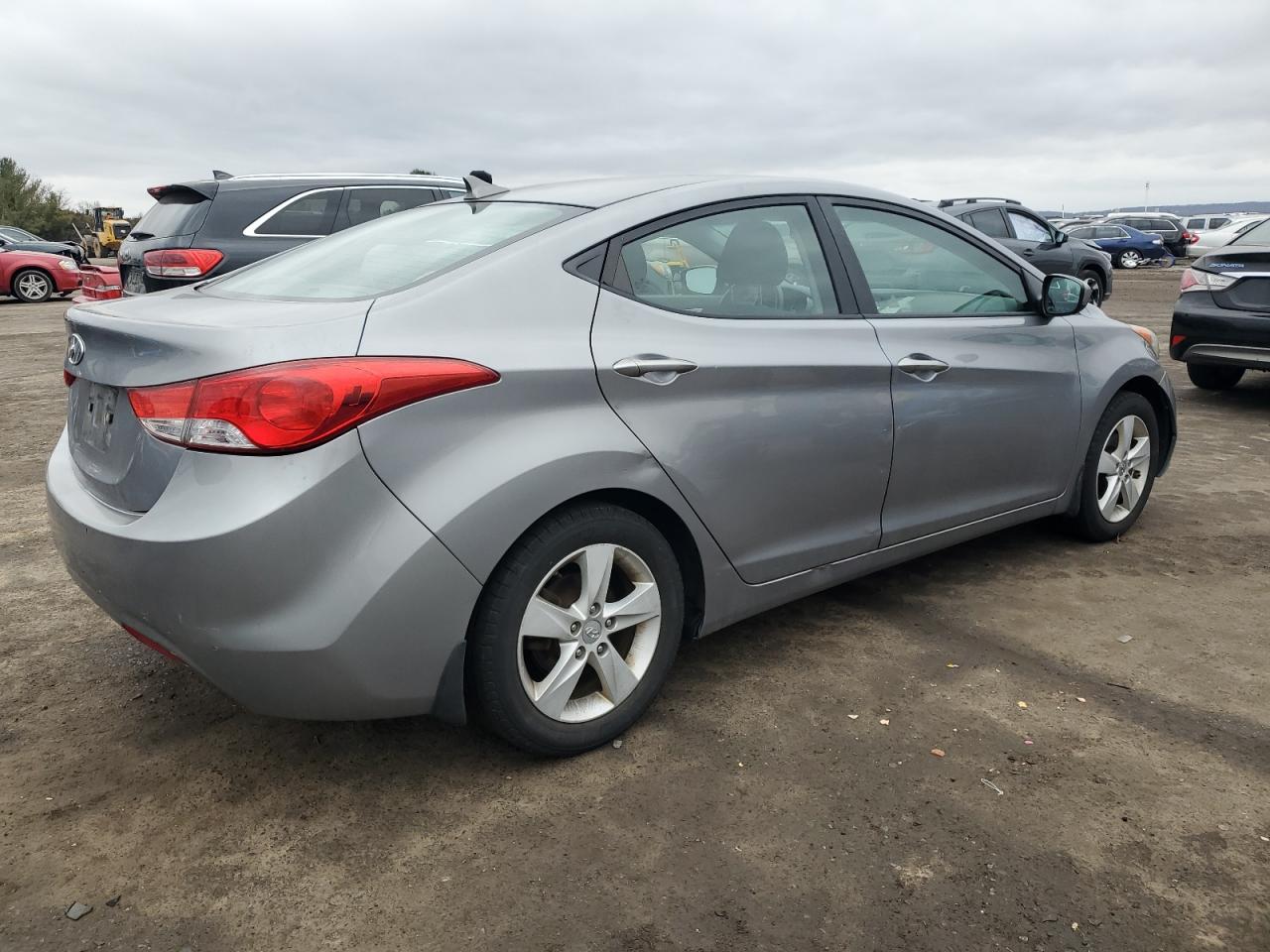 2013 Hyundai Elantra - Image 3