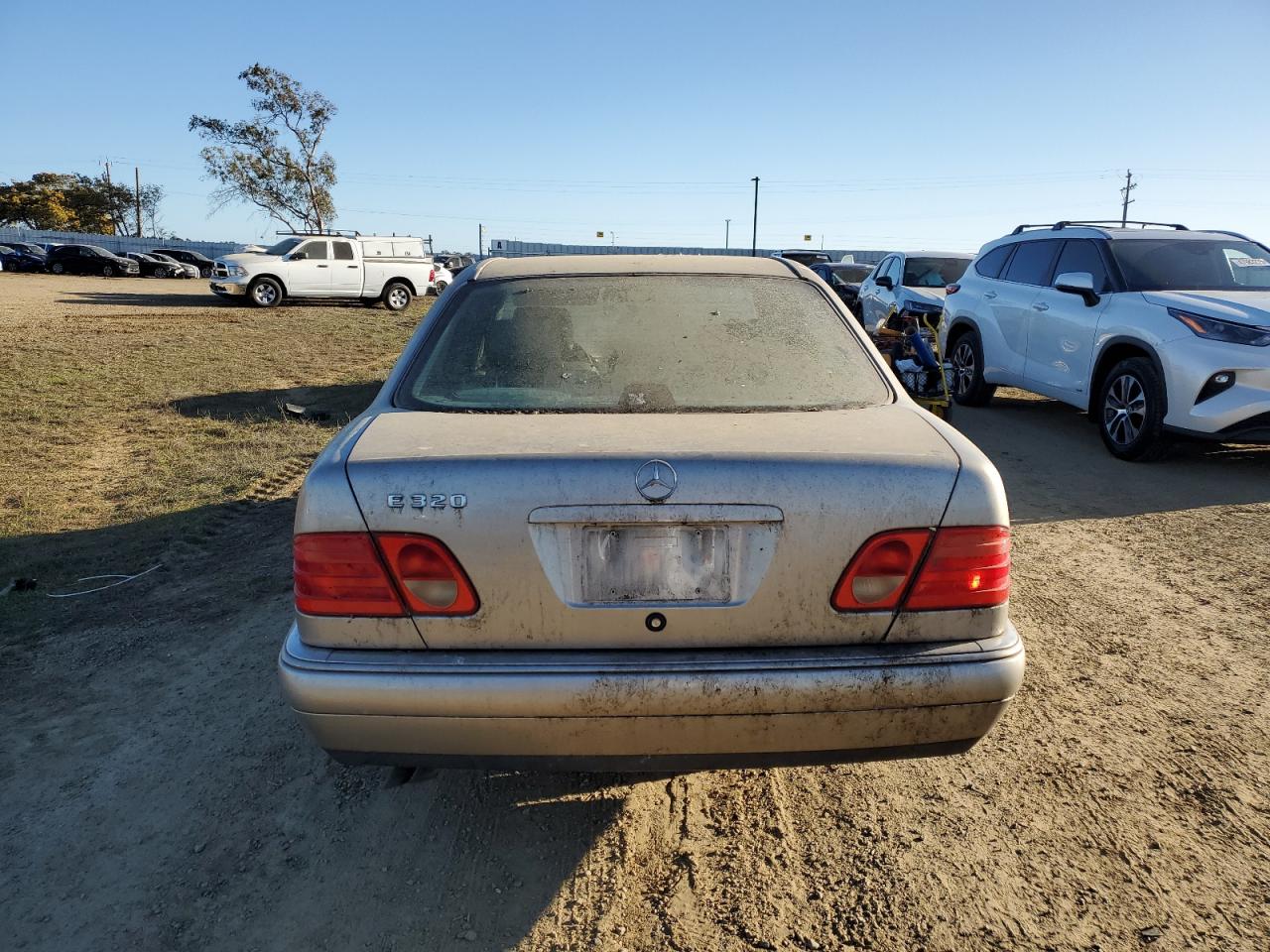 1998 Mercedes-Benz E 320 VIN: WDBJF65F1WA455380 Lot: 48215335