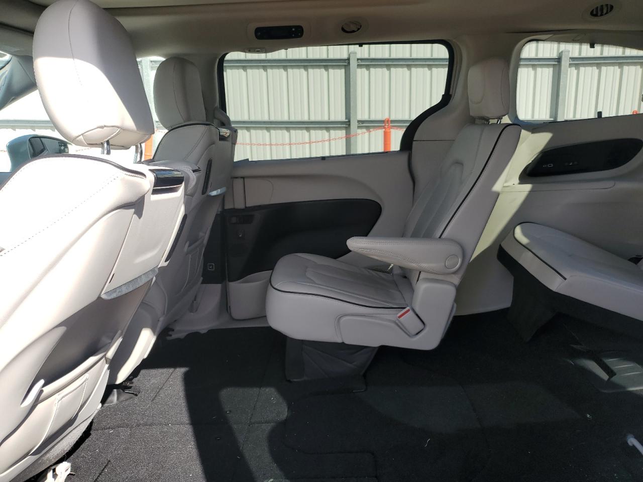 2021 Chrysler Pacifica - Image 11