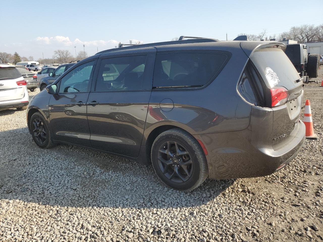 2018 Chrysler Pacifica - Image 2