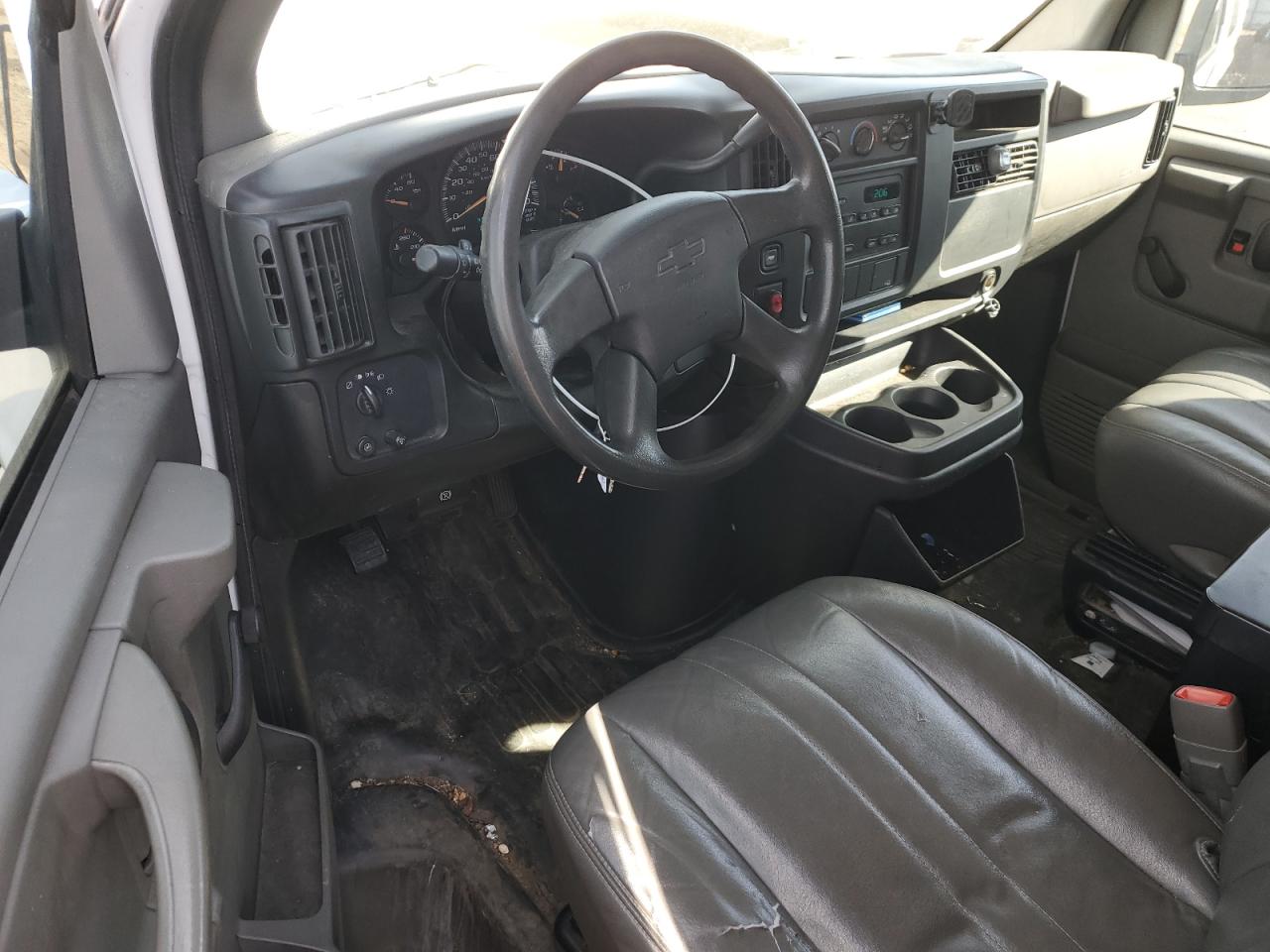 2005 Chevrolet Express - Image 8