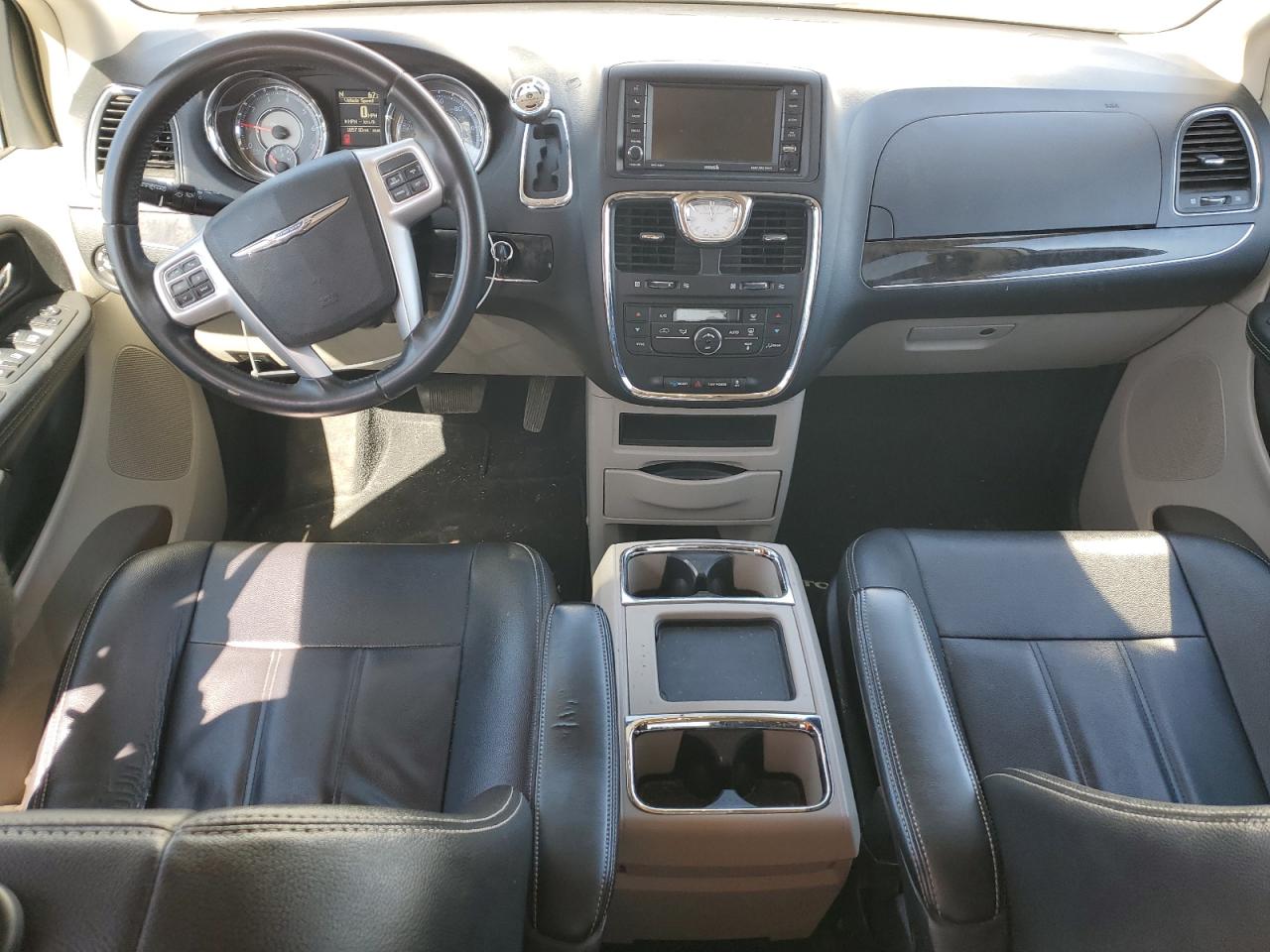 2016 Chrysler Town & Country - Image 8