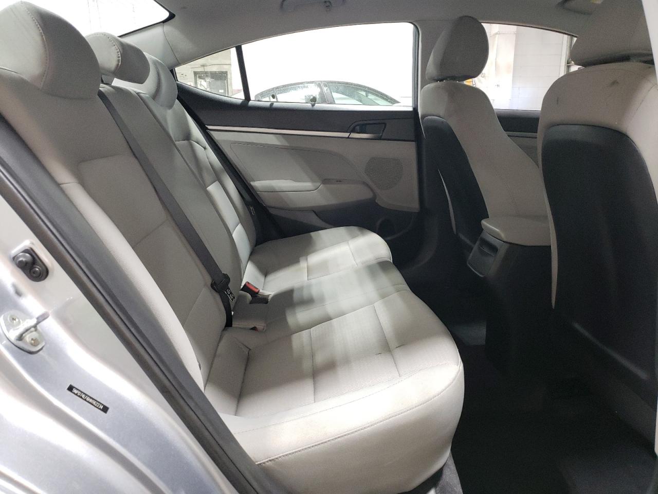2017 Hyundai Elantra - Image 10