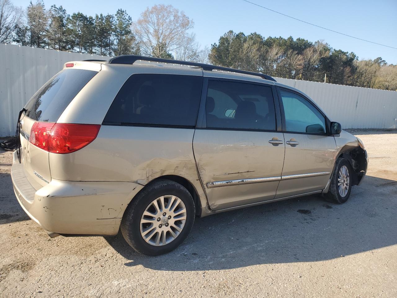 2010 Toyota Sienna - Image 3
