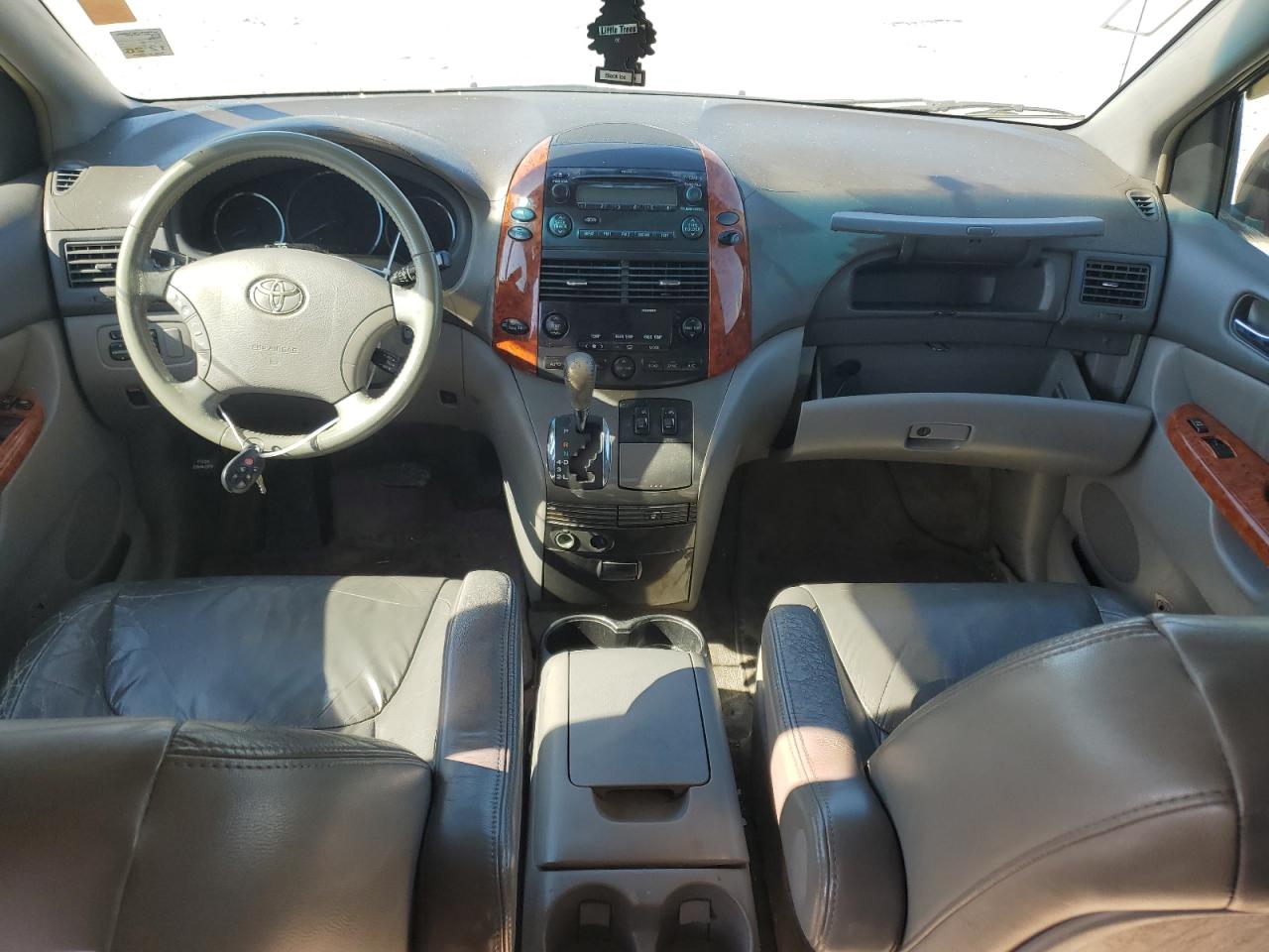 2010 Toyota Sienna - Image 8