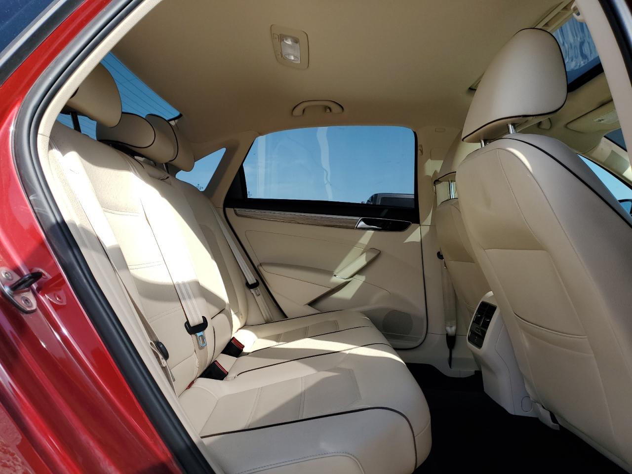 2017 Volkswagen Passat - Image 10