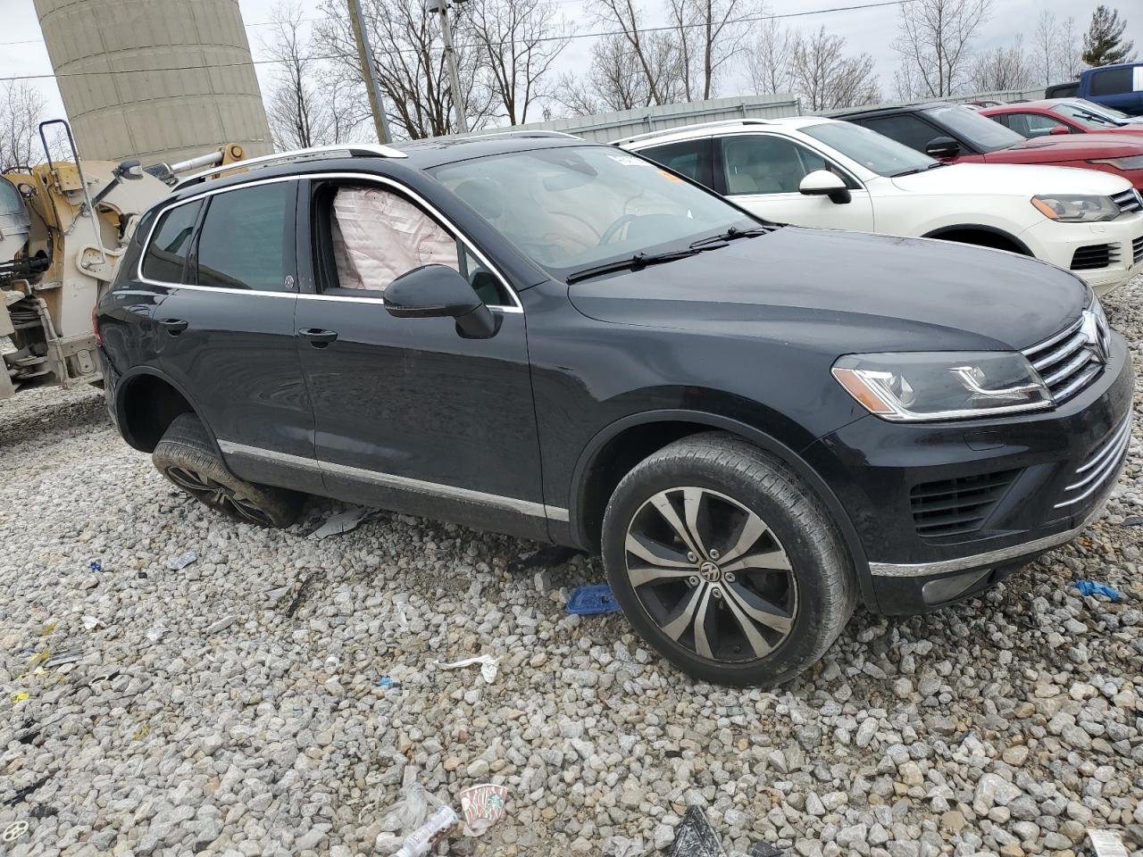 2017 Volkswagen Touareg - Image 4