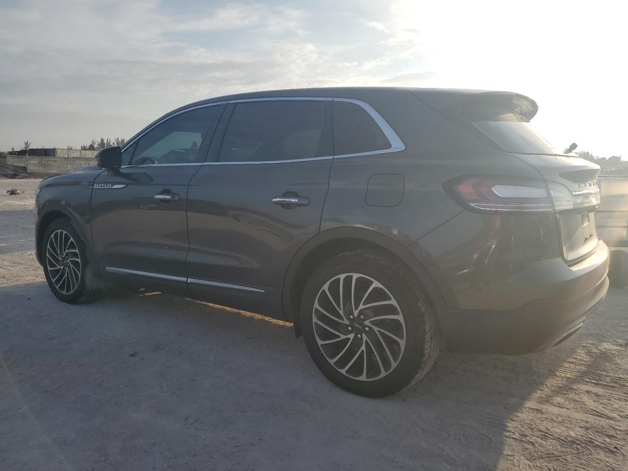 2019 Lincoln Nautilus - Image 2