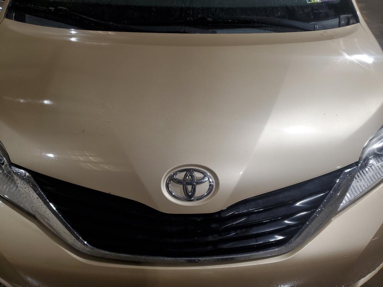 2012 Toyota Sienna - Image 14