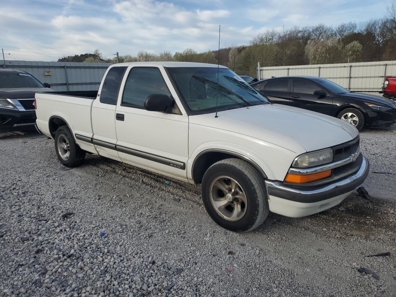 2000 Chevrolet S-10 Pickup - Image 4