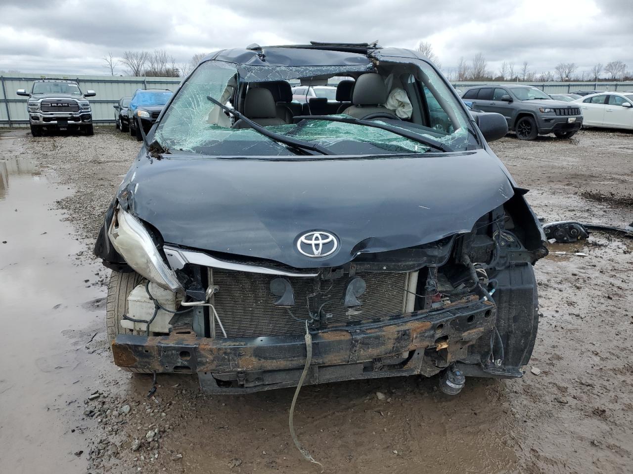 2015 Toyota Sienna - Image 5