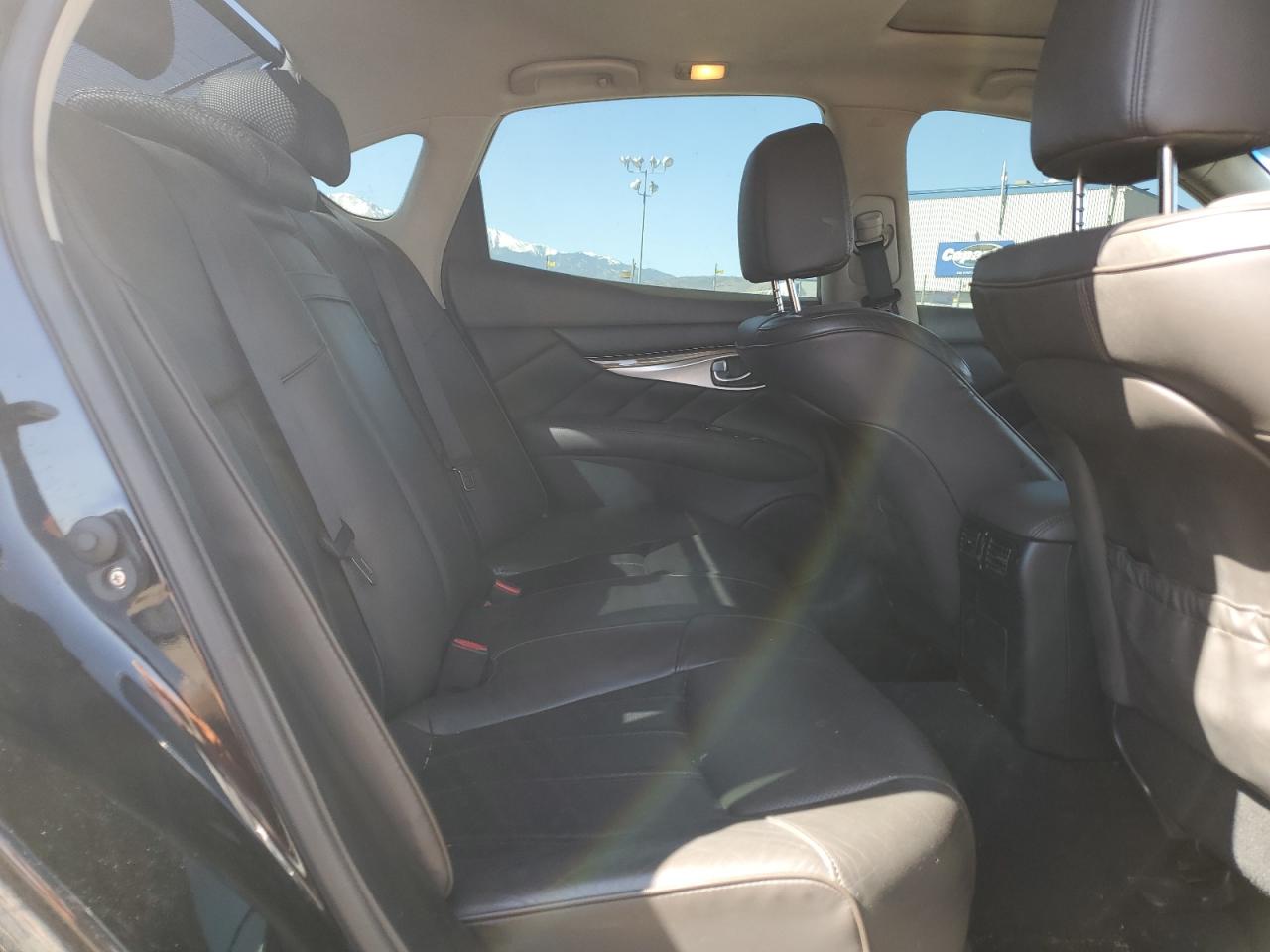 2012 Infiniti M - Image 10