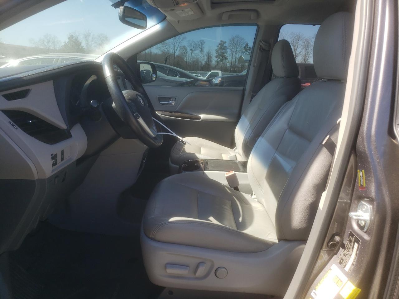 2016 Toyota Sienna - Image 7