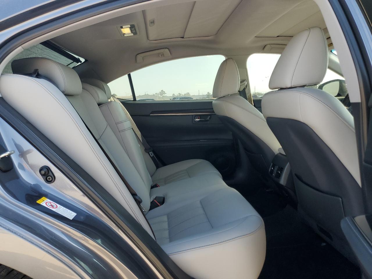 2017 Lexus ES - Image 10