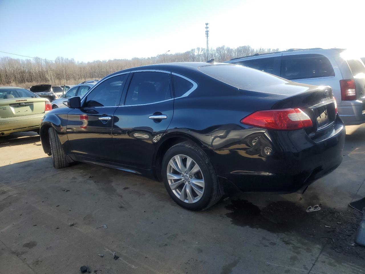 2011 Infiniti M - Image 2