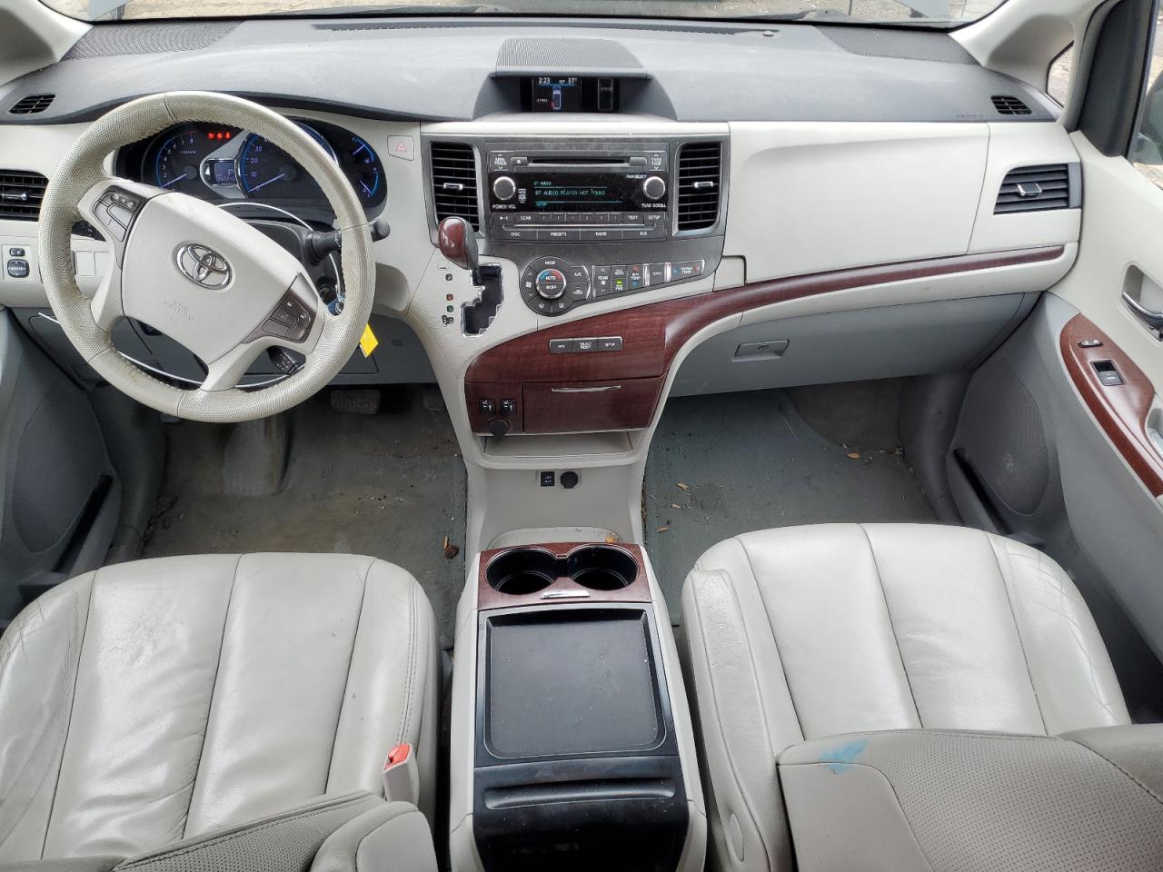 2011 Toyota Sienna - Image 8