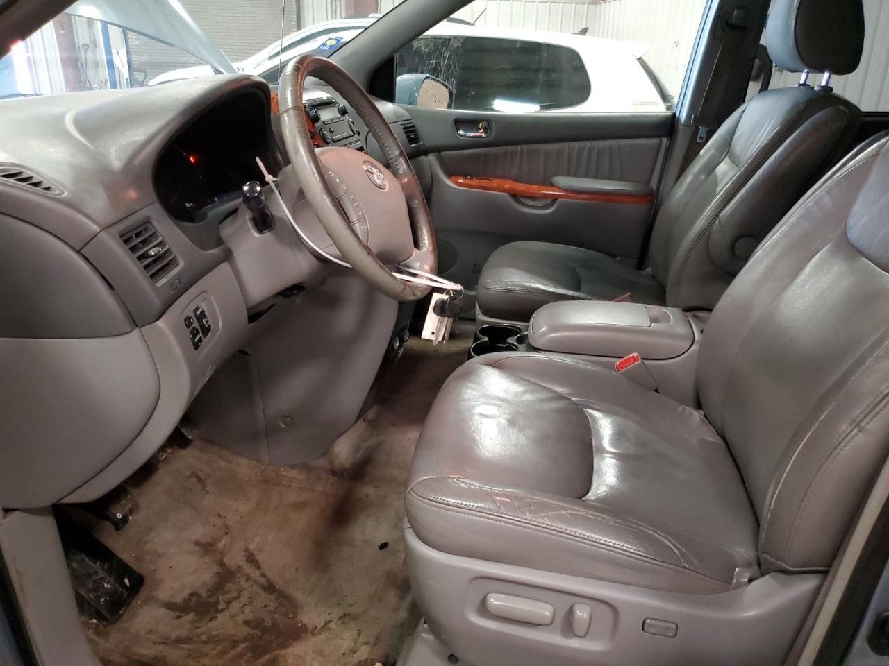 2010 Toyota Sienna - Image 7