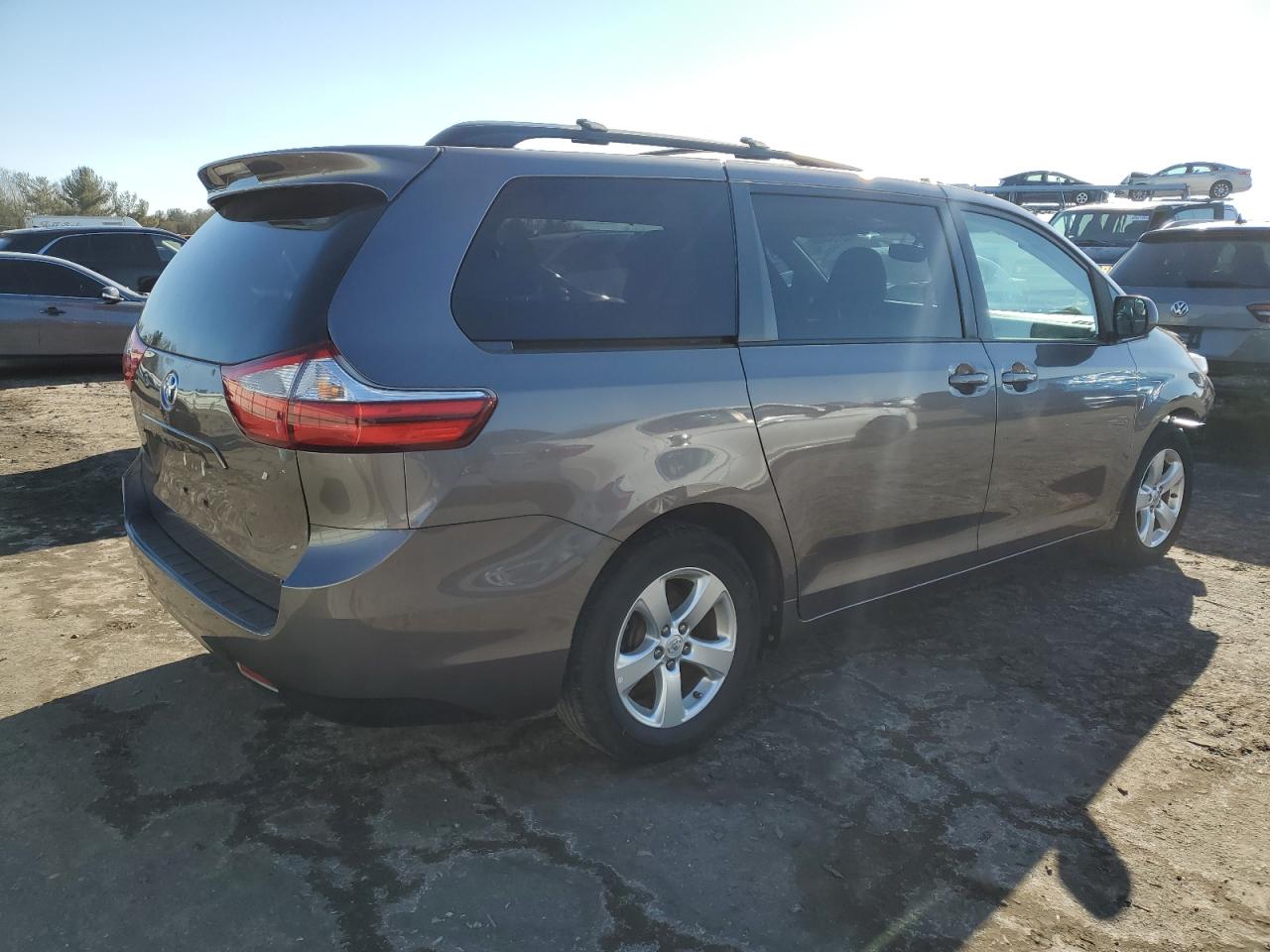 2017 Toyota Sienna - Image 3