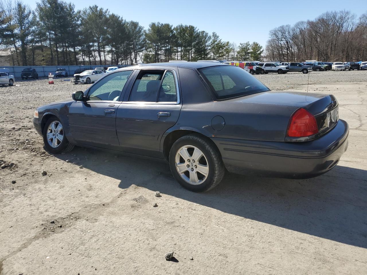 2005 Ford Crown Victoria - Image 2