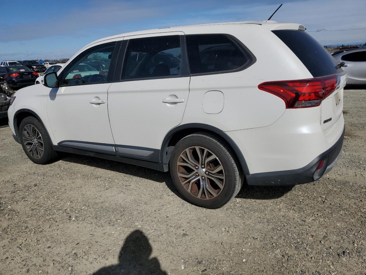 2016 Mitsubishi Outlander - Image 2
