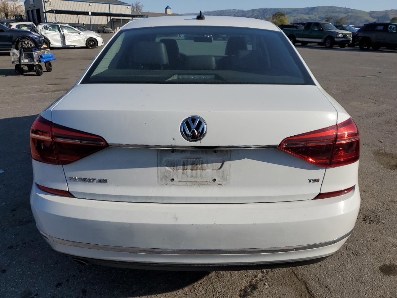 2017 Volkswagen Passat - Image 6