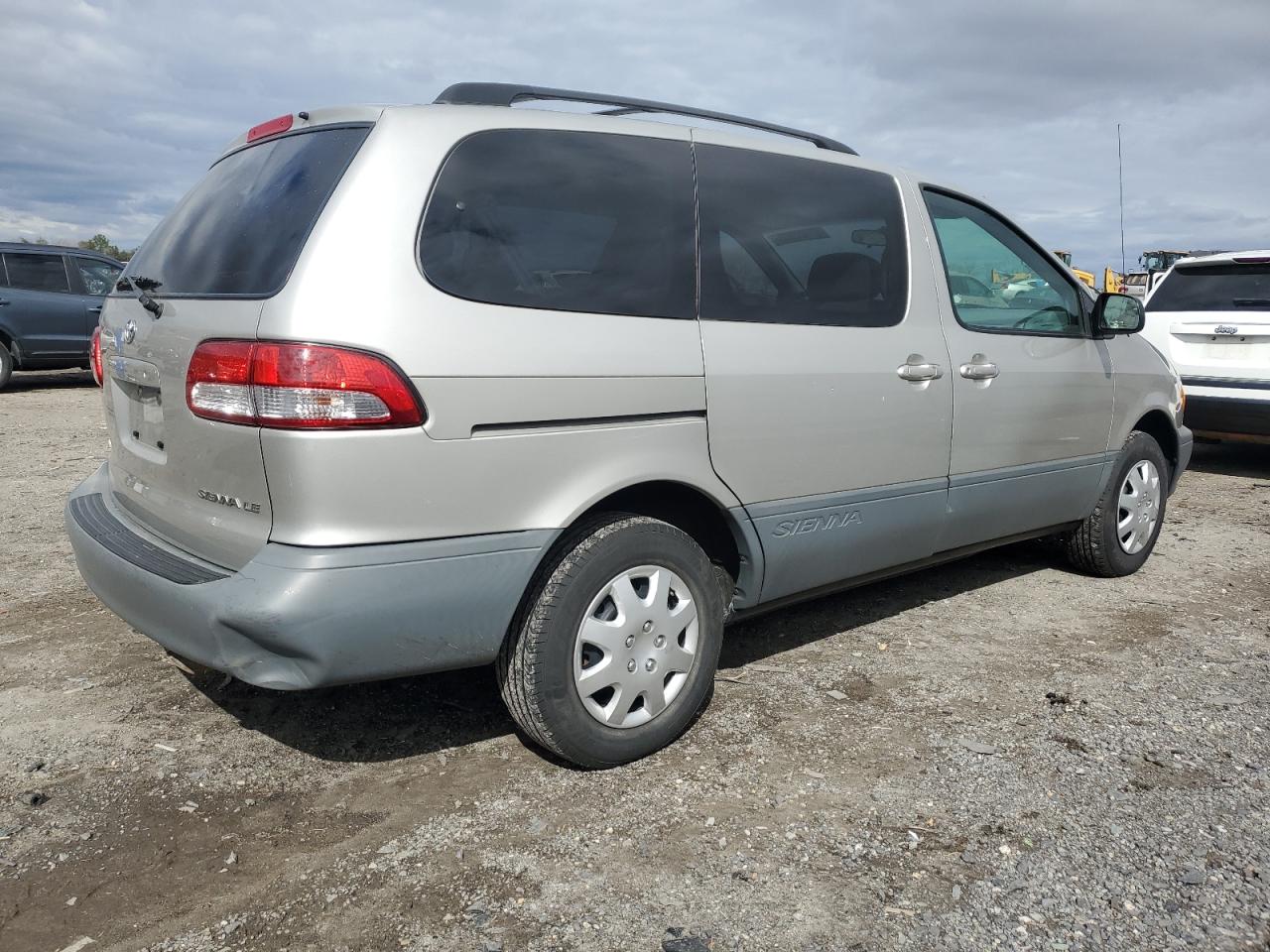2002 Toyota Sienna - Image 3