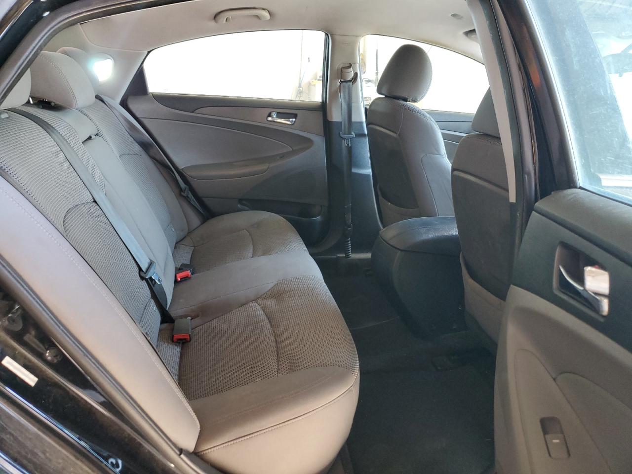 2011 Hyundai Sonata - Image 10