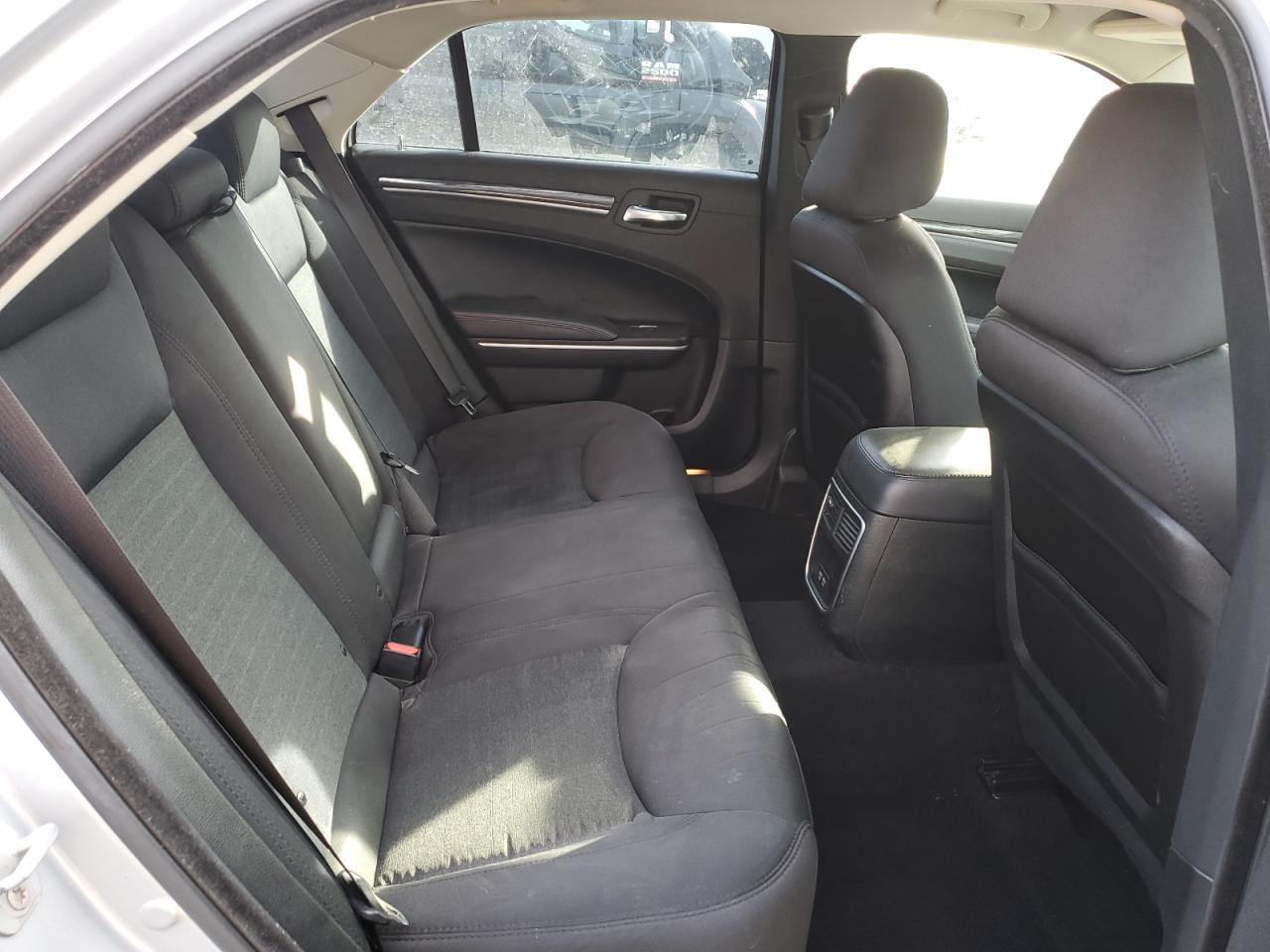 2019 Chrysler 300 - Image 10