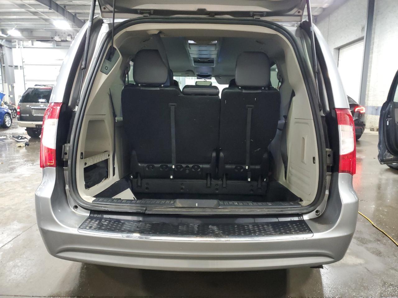 2014 Chrysler Town & Country - Image 6