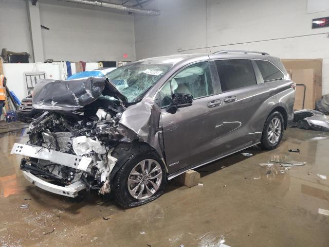 TOYOTA SIENNA LE 2021