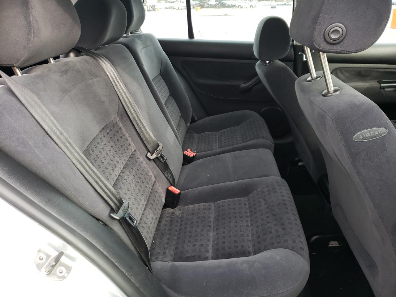 2003 Volkswagen Golf - Image 10