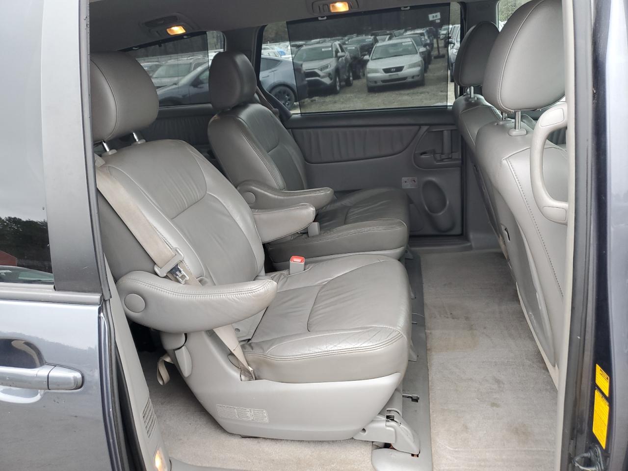 2010 Toyota Sienna - Image 11