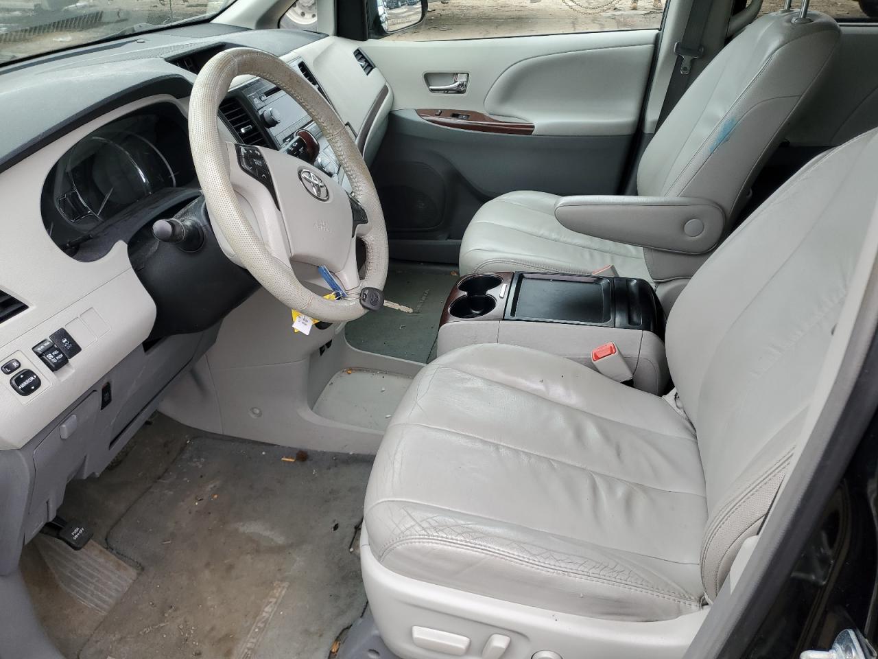 2011 Toyota Sienna - Image 7