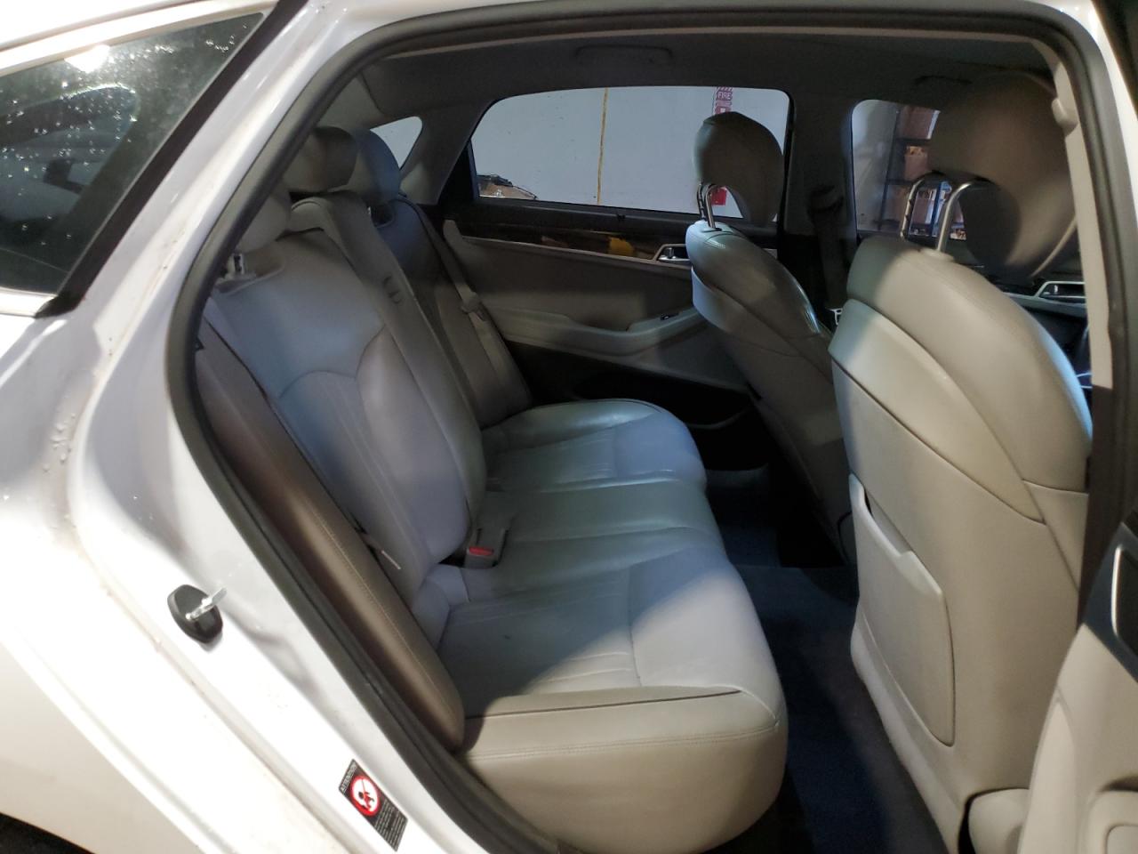 2015 Hyundai Genesis - Image 10