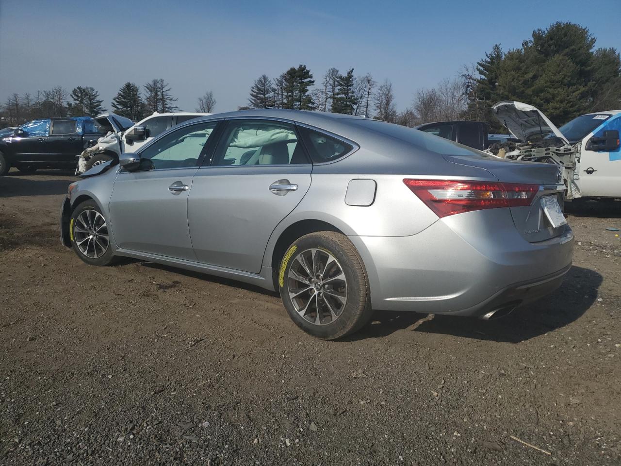 2016 Toyota Avalon - Image 2