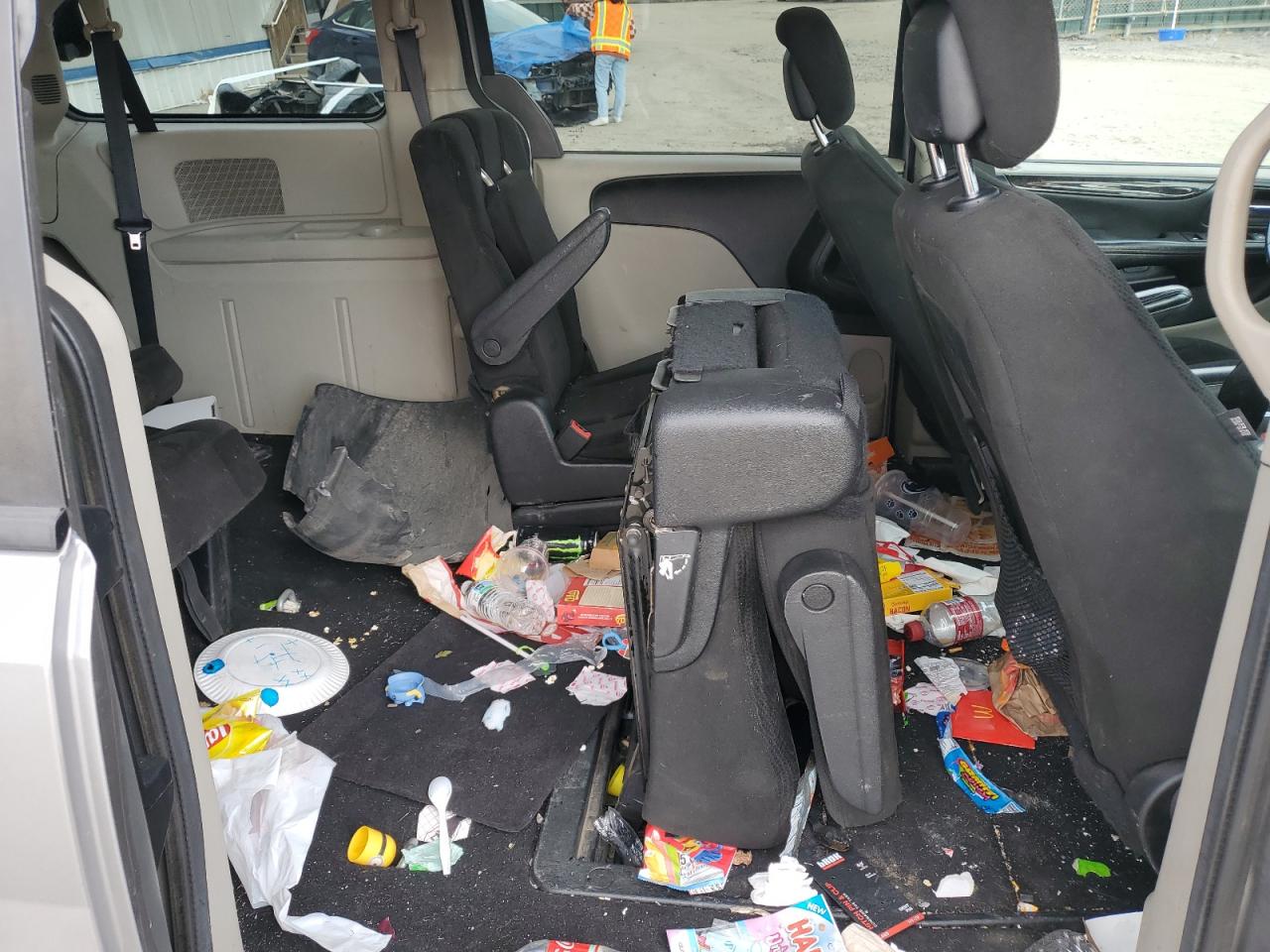 2016 Dodge Caravan - Image 11