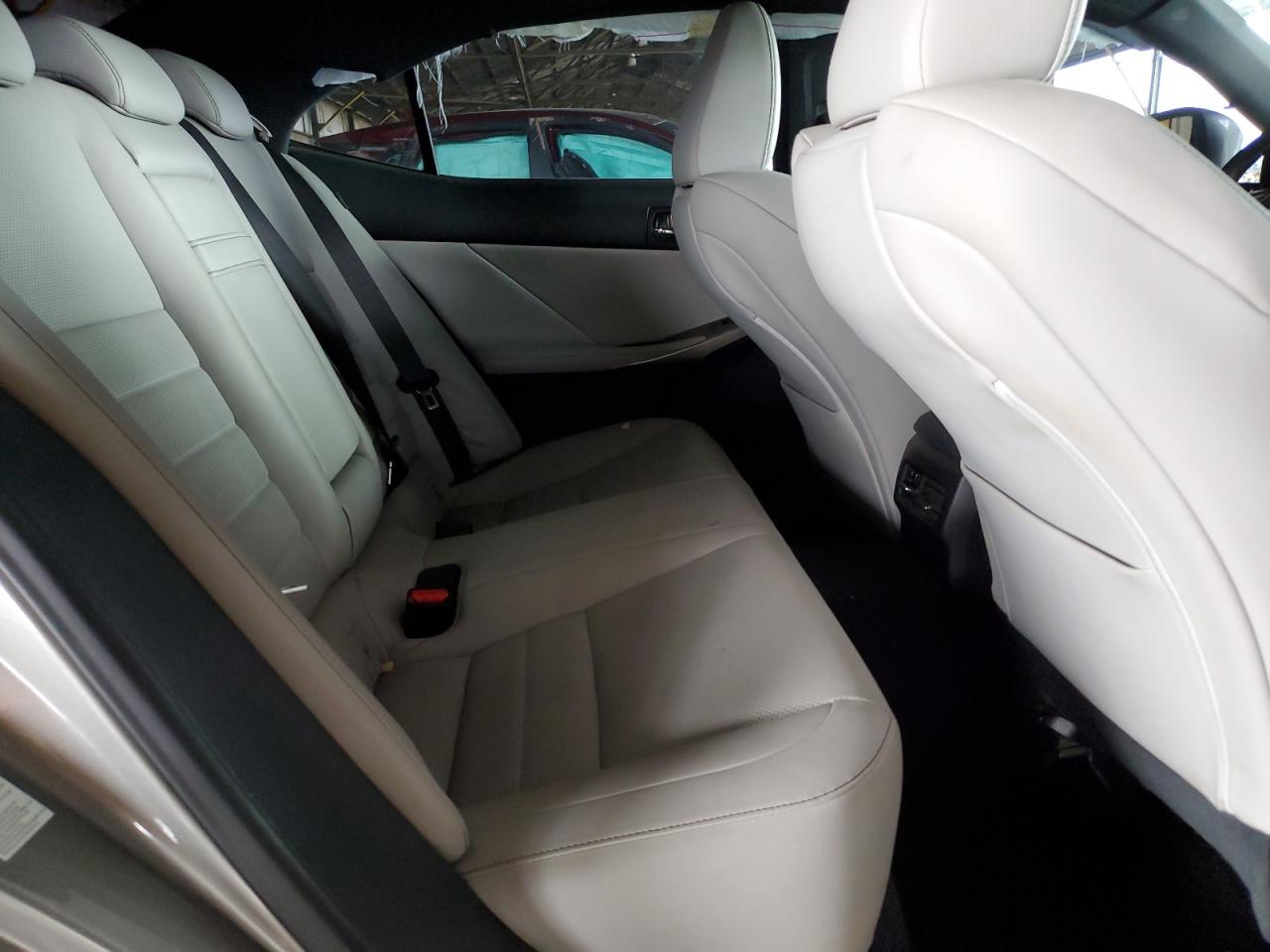 2015 Lexus IS - Image 10