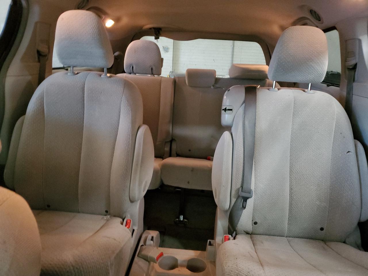 2014 Toyota Sienna - Image 10