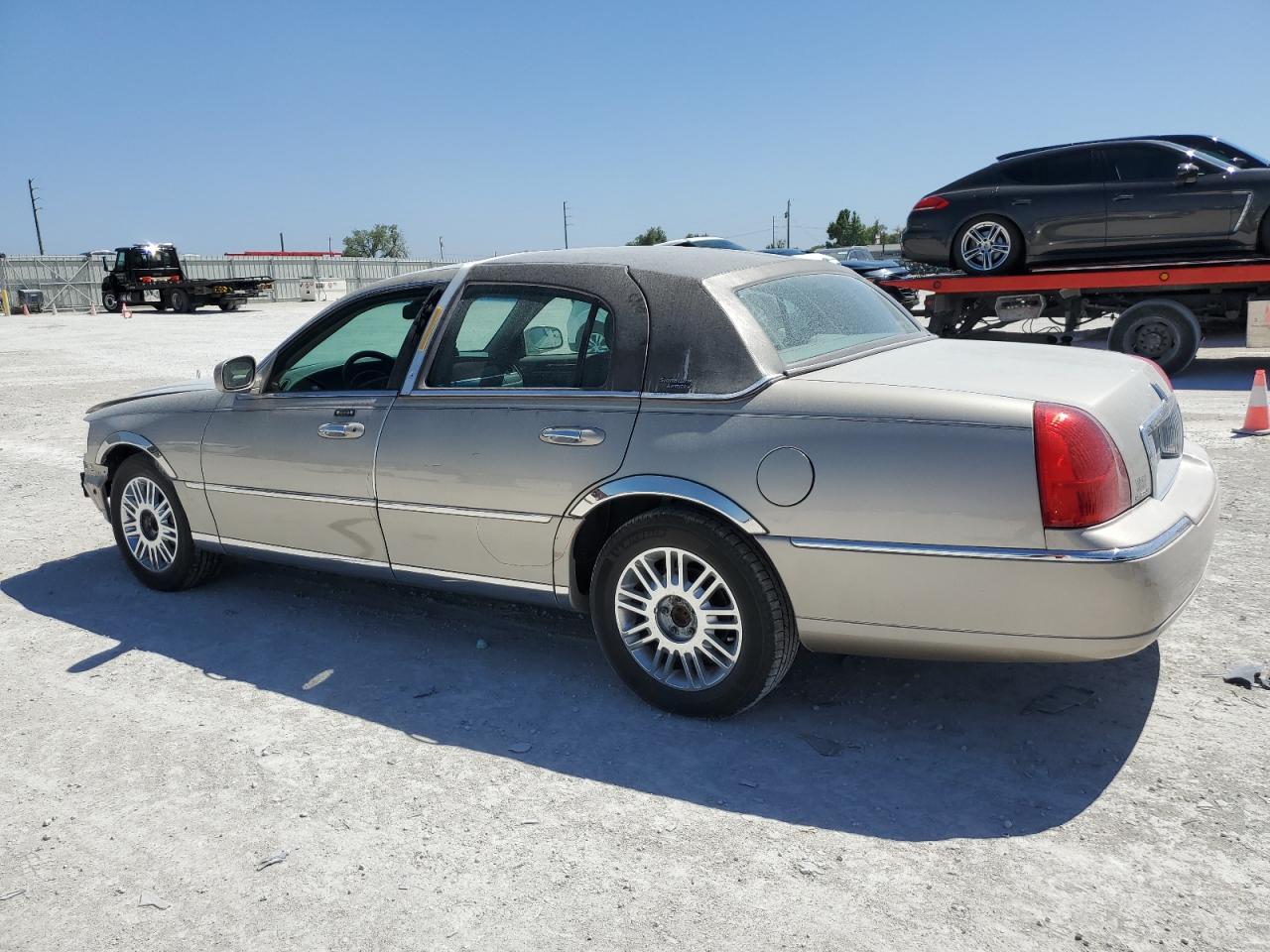 2009 Lincoln Town Car - Image 2