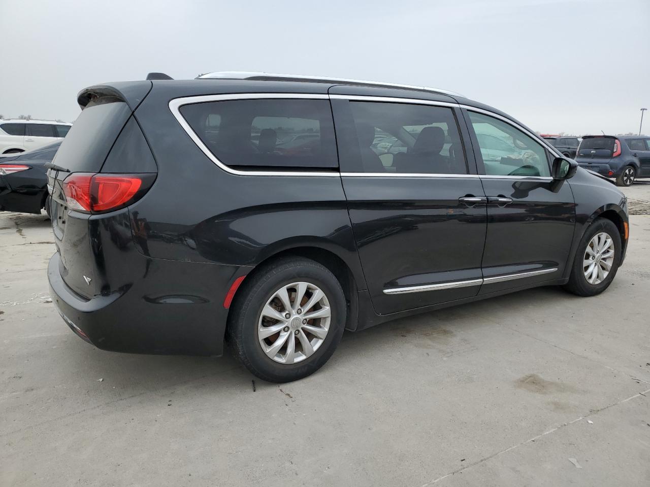 2018 Chrysler Pacifica - Image 3