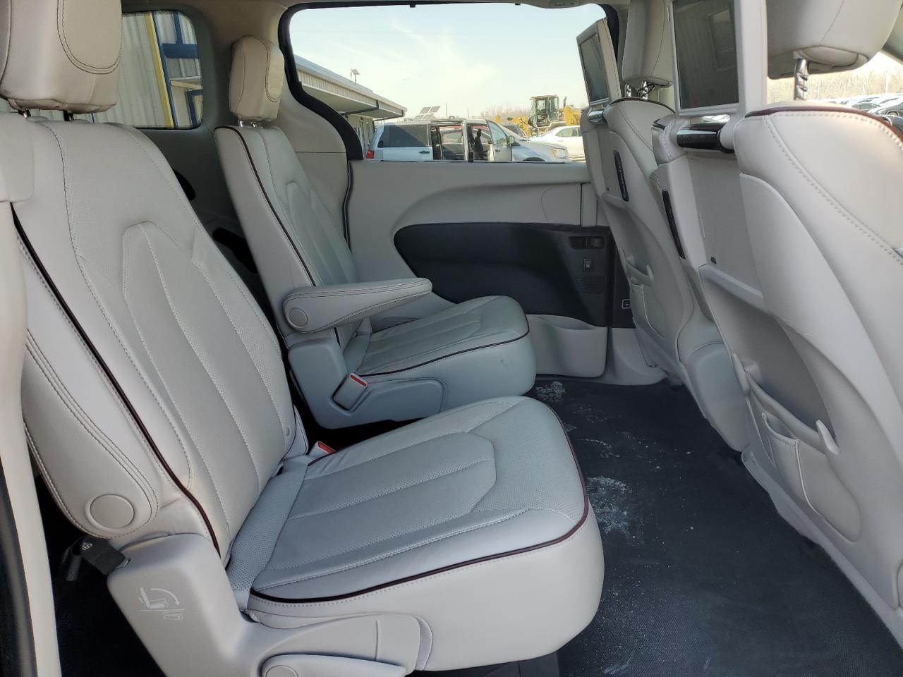 2017 Chrysler Pacifica - Image 12