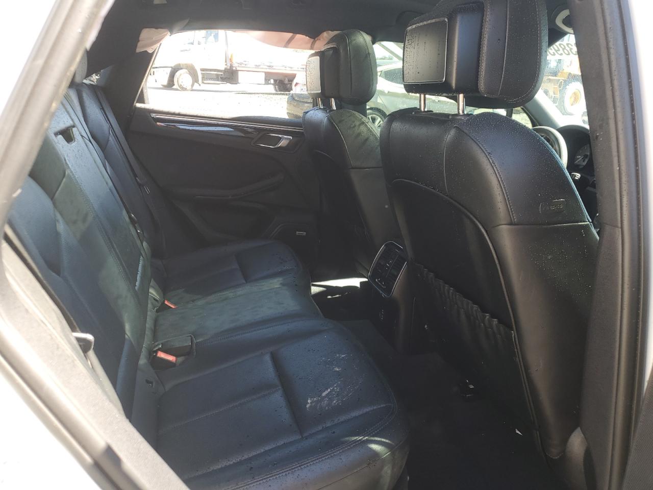 2023 Porsche Macan - Image 11