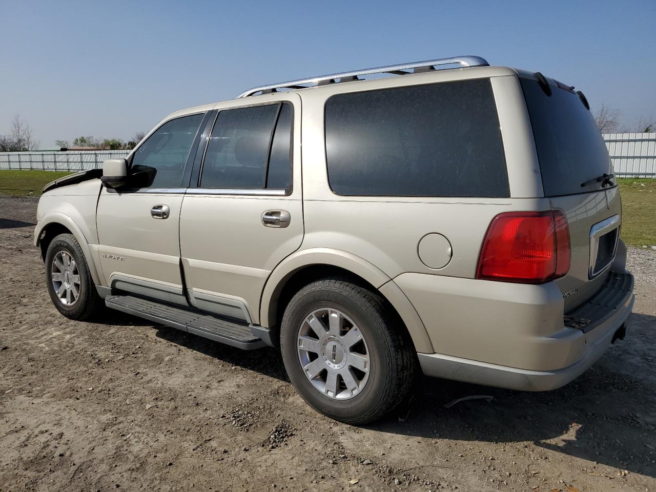 2004 Lincoln Navigator - Image 2