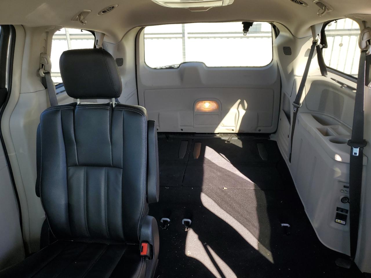 2015 Chrysler Town & Country - Image 10