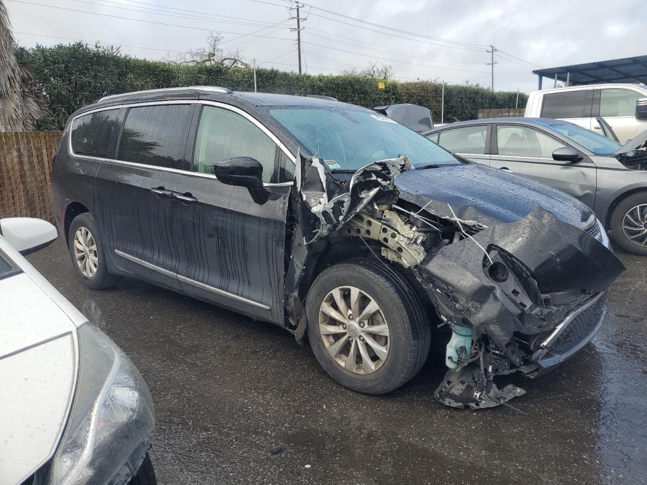 2019 Chrysler Pacifica - Image 4