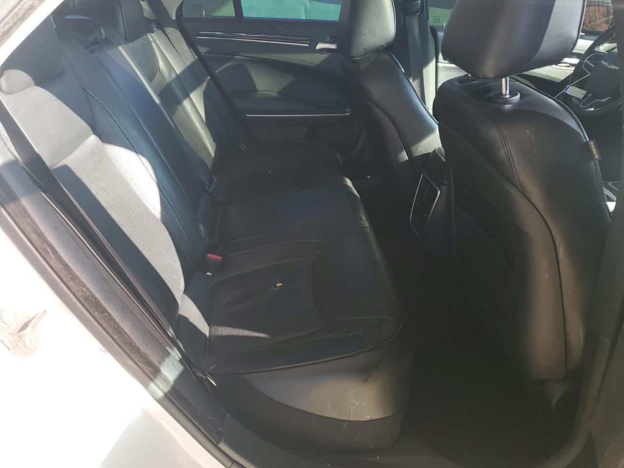 2019 Chrysler 300 - Image 10