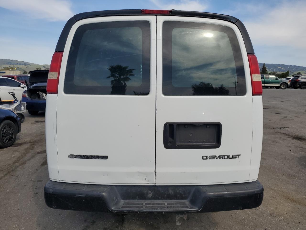 2005 Chevrolet Express - Image 6